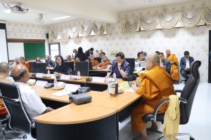 มจร วิทยาเขตหนองคาย : หลักสูตรครุศาสตรมหาบัณฑิต สาขาวิชา การบริหารการศึกษา จัดสอบโครงร่างวิทยานิพนธ์และสารนิพนธ์วันพุธที่ ๖ พฤษภาคม ๒๕๖๙ เวลา ๑๓.๐๐ น.พระภาวนาวัชรมุนี ดร. รองอธิการบดี มจร วิทยาเขตหนองคาย เป็นประธานกล่าวเปิดการสอบโครงร่างวิทยานิพนธ์และสารนิพนธ์ ของนิสิตระดับปริญญาโท หลักสูตรครุศาสตรมหาบัณฑิต สาขาวิชา การบริหารการศึกษา มจร วิทยาเขตหนองคาย และกล่าวต้อนรับคณะกรรมการที่มาสอบในครั้งนี้โดยมี รองศาสตราจารย์ สมศักดิ์ บุญปู่ ผู้ช่วยอธิการบดีฝ่ายกิจการทรัพย์สิน มจร ผู้อำนวยการหลักสูตรบัณฑิตศึกษา สาขาวิชาพุทธบริหารการศึกษาอาจารย์ ภาควิชาบริหารการศึกษา คณะครุศาสตร์ มหาวิทยาลัยมหาจุฬาลงกรณราชวิทยาลัย มาเป็นประธานคณะกรรมการในการสอบครั้งนี้ณ ห้องประชุมหลวงพ่อพระเจ้าองค์ตื้อ อาคาร ๓ พระธรรมมงคลรังษี (คำบ่อ อรุโณ) มจร วิทยาเขตหนองคาย อำเภอเมืองหนองคาย จังหวัดหนองคาย
