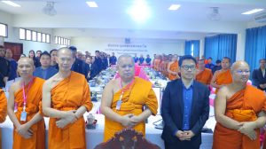 มหาวิทยาลัยมหาจุฬาลงกรณราชวิทยาลัย วิทยาเขตหนองคาย จัดโครงการอบรมความรู้เทคโนโลยีสารสนเทศสำหรับนิสิต ประจำปีงบประมาณ ๒๕๖๙ วันอาทิตย์ที่ ๑๒ กรกฎาคม ๒๕๖๙ เวลา ๐๙.๓๐ น. รองศาสตราจารย์ ดร.สุรพล พรมกุล ผู้อำนวยการหลักสูตรรัฐศาสตรมหาบัณฑิต มหาวิทยาลัยมหาจุฬาลงกรณราชวิทยาลัย วิทยาเขตขอนแก่น บรรยายให้ความรู้ด้าน “การใช้ AI ในการทำวิทยานิพนธ์และดุษฎีนิพนธ์อย่างมีคุณภาพและมีจริยธรรม” สำหรับนิสิตระดับปริญญาโทสาขาวิชาพระพุทธศาสนา, สาขาการบริหารการศึกษา และปริญญาเอก สาขาวิชาพระพุทธศาสนา ชั้นปีที่ ๑ ณ ห้องประชุมหลวงพ่อพระใส อาคาร ๓ พระธรรมมงคลรังษี (คำบ่อ อรุโณ) มหาวิทยาลัยมหาจุฬาลงกรณราชวิทยาลัย วิทยาเขตหนองคาย
