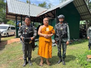 โครงการหมู่บ้านรักษาศีล 5 หนตะวันออก ภาค ๑๑ จังหวัดสุรินทร์ บุรีรัมย์ นครราชสีมา ชัยภูมิ วันอังคารที่ ๑๘ สิงหาคม ๒๕๖๙ เวลา ๐๙.๐๐ น. คณะกรรมการลงพื้นที่ตรวจประเมินโครงการสร้างความปรองดองสมานฉันท์ โดยใช้หลักธรรมทางพระพุทธศาสนา “หมู่บ้านรักษาศีล ๕” ประจำปี ๒๕๖๙ ระหว่างวันที่ ๑๗-๒๐ สิงหาคม ๒๕๖๙ มอบวัตถุมงคลหลวงพ่อพระใส และเครื่องอุปโภคบริโภค น้ำดื่ม เยี่ยมให้ขวัญและกำลังใจตำรวจ กองร้อยตำรวจตระเวนชายแดนที่ ๒๑๖ ที่ ช่องโอบก อำเภอบ้านกรวด จังหวัดบุรีรัมย์ โดยมี พระศรีปริยัติธาดา ป.ธ.๙, ผศ.ดร. ผู้รักษาการแทน เจ้าคณะจังหวัดบุรีรัมย์ ผู้อำนวยการวิทยาลัยสงฆ์บุรีรัมย์ มจร คณะสงฆ์จังหวัดบุรีรัมย์ นายอำเภอบ้านกรวด สำนักงานพระพุทธศาสนาจังหวัดบุรีรัมย์ สภ.บ้านกรวด ร่วมในกิจกรรมครั้งนี้ ซึ่งคณะกรรมการที่ลงพื้นที่ตรวจประเมินโครงการสร้างความปรองดองสมานฉันท์ โดยใช้หลักธรรมทางพระพุทธศาสนา “หมู่บ้านรักษาศีล ๕” ประจำปี ๒๕๖๙ ประกอบด้วย